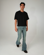 Camiseta boxy negra corte cuadrado vista lateral