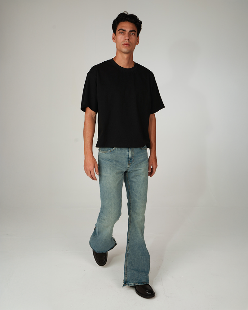 Camiseta boxy negra corte cuadrado vista lateral